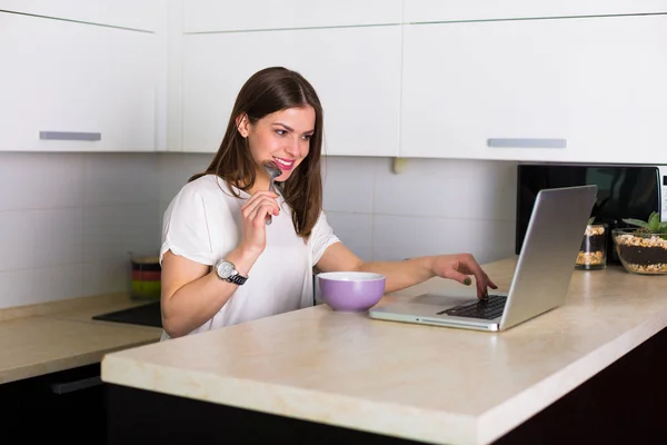 Frau arbeitet am Laptop — Stockfoto