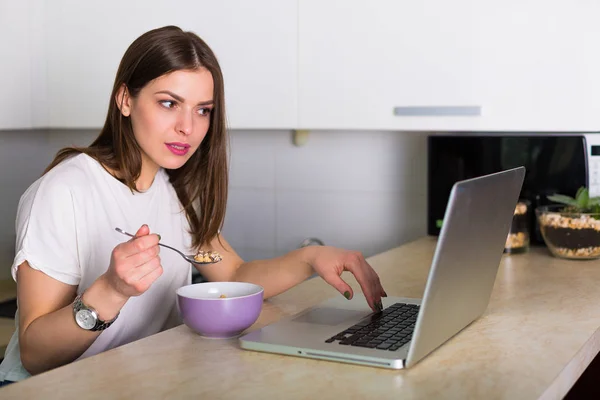 Donna che lavora al computer portatile — Foto Stock