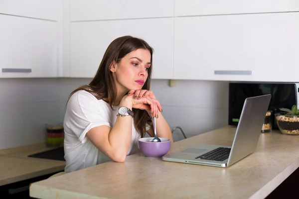 Woman working at the laptop — Stock Photo, Image