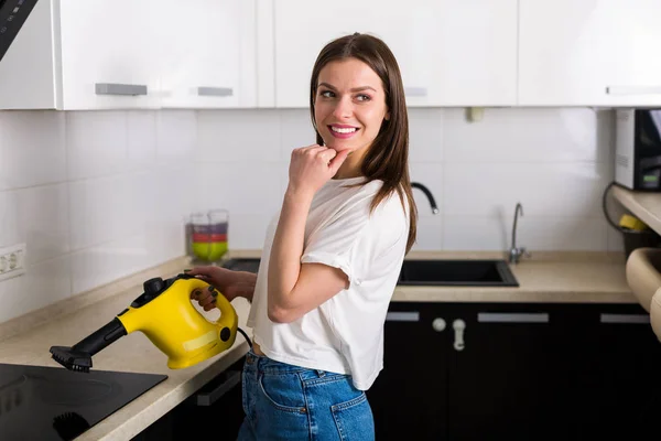 Mulher cozinha de limpeza com aspirador de vapor — Fotografia de Stock