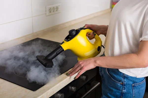 Mulher cozinha de limpeza com aspirador de vapor — Fotografia de Stock