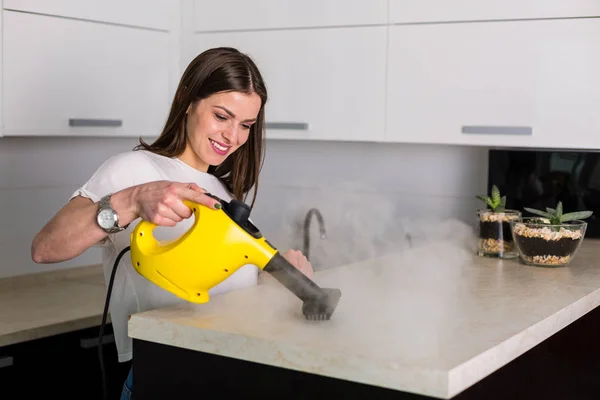 清洗厨房与蒸汽的女人 — 图库照片