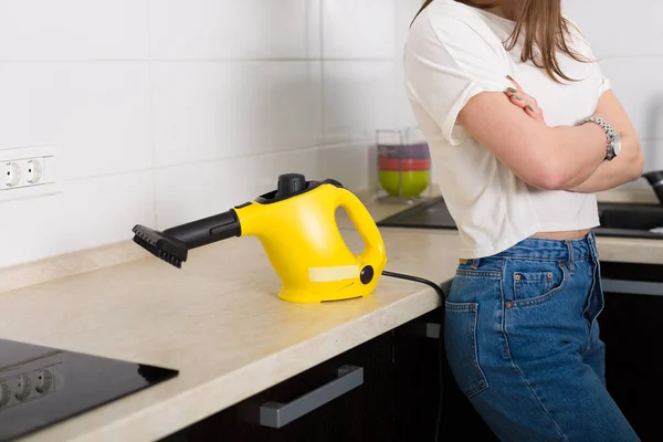 Mulher cozinha de limpeza com aspirador de vapor — Fotografia de Stock