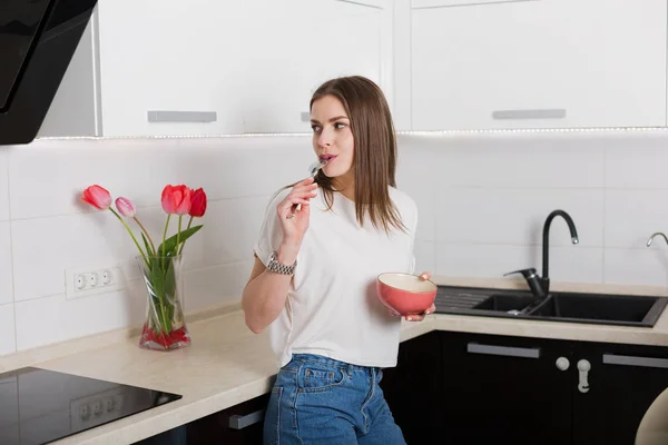 Frau frühstückt in ihrer Küche — Stockfoto