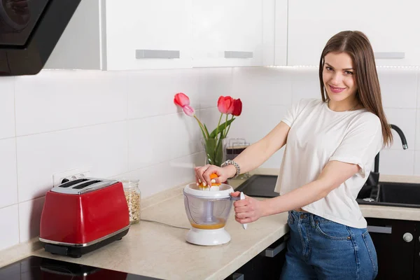 Mujer desayunando en su cocina — Foto de Stock