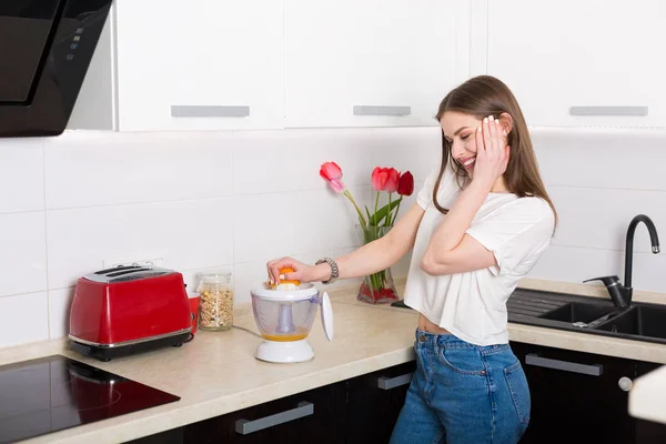 Frau macht Frühstück — Stockfoto