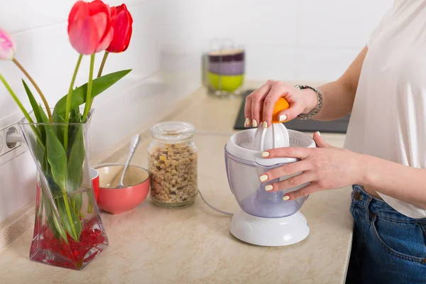 Mujer haciendo desayuno — Foto de Stock