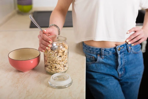 Frau macht Frühstück — Stockfoto