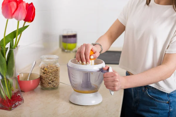 Frau macht Frühstück — Stockfoto