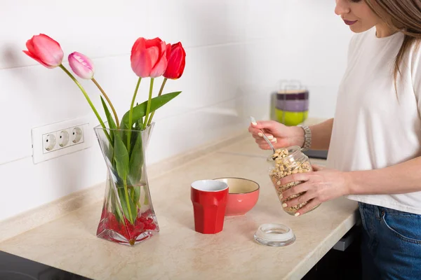 Frau macht Frühstück — Stockfoto