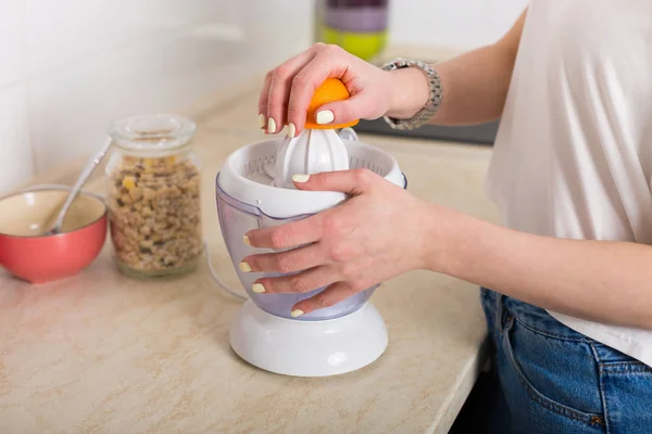 Frau macht Frühstück — Stockfoto