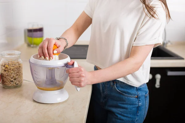 Frau macht Frühstück — Stockfoto