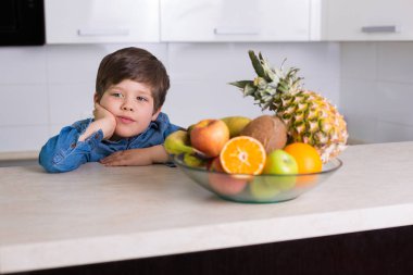 Taze meyve bir kase ile küçük çocuk