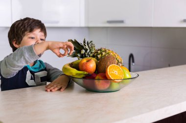 Taze meyve bir kase ile küçük çocuk