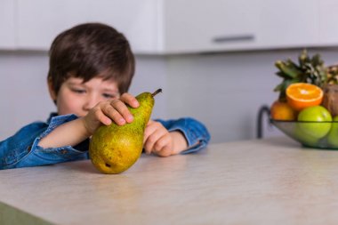 Taze meyve bir kase ile küçük çocuk