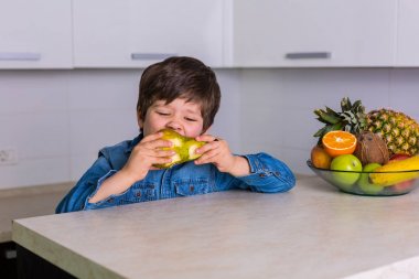 Taze meyve bir kase ile küçük çocuk