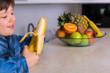 Taze meyve bir kase ile küçük çocuk