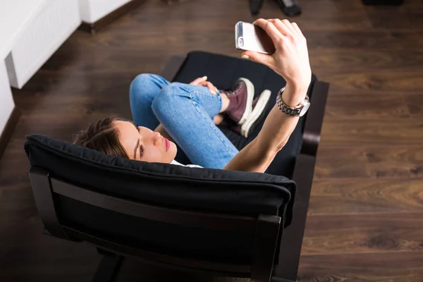 Mulher descansando em sua casa — Fotografia de Stock