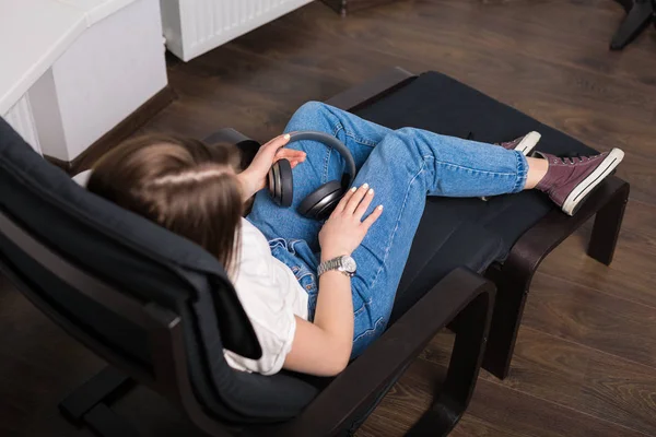 Mujer relajándose en casa — Foto de Stock