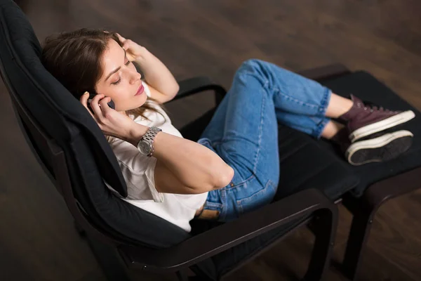 Mujer relajándose en casa — Foto de Stock