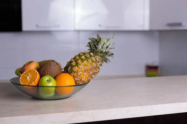 Schüssel mit frischen Früchten — Stockfoto