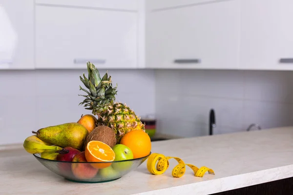 Schüssel mit frischen Früchten — Stockfoto