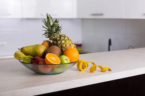 Schüssel mit frischen Früchten — Stockfoto