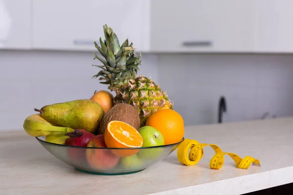 Schüssel mit frischen Früchten — Stockfoto