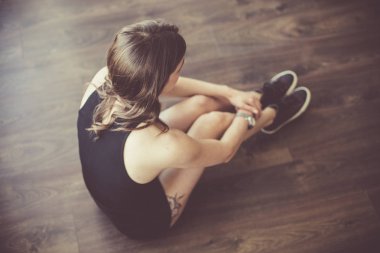 üzgün genç kadın