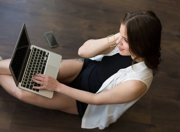 Woman working at the laptop — Stock Photo, Image