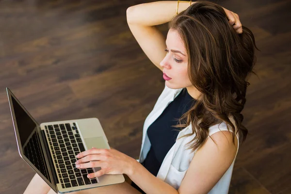 Femme travaillant à l'ordinateur portable — Photo