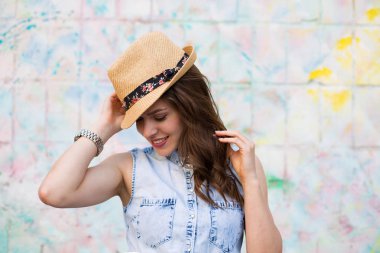 Parlak boyalı duvar karşı duran güzel kadın