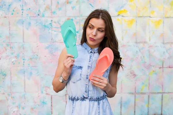 Mujer bonita de pie contra la pared pintada brillante —  Fotos de Stock