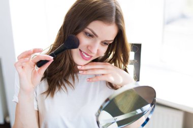 Ayna tarafından oturan kadın