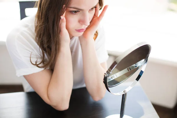 Mujer con espejo — Foto de Stock