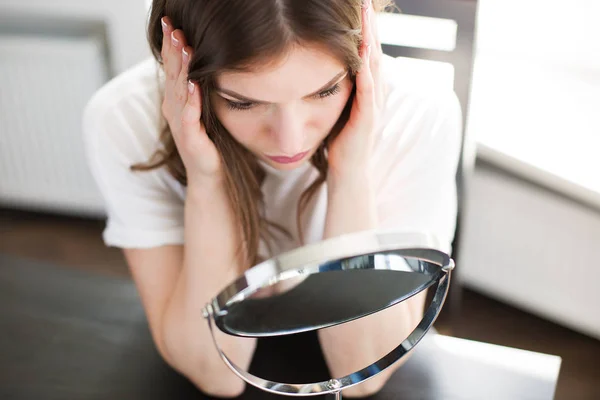 Vrouw met een spiegel — Stockfoto