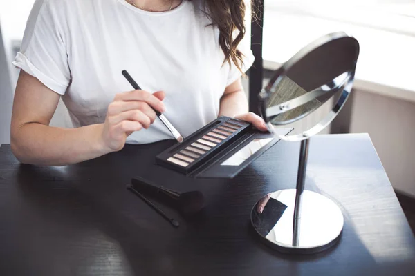 Mujer aplicando maquillaje — Foto de Stock