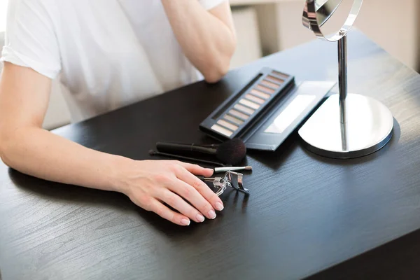 Woman applying make up — Stock Photo, Image