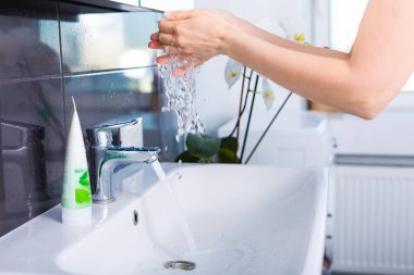 Sabahları yıkanan kadın.