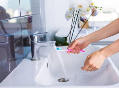 Sabahları yıkanan kadın.