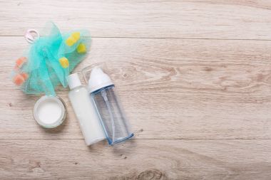 Ahşap arka plan üzerinde kozmetik