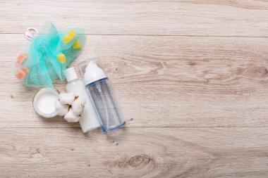 Ahşap arka plan üzerinde kozmetik