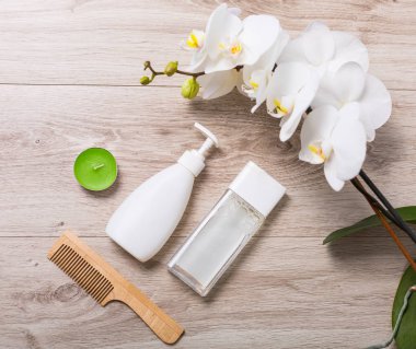 Ahşap arka plan üzerinde kozmetik