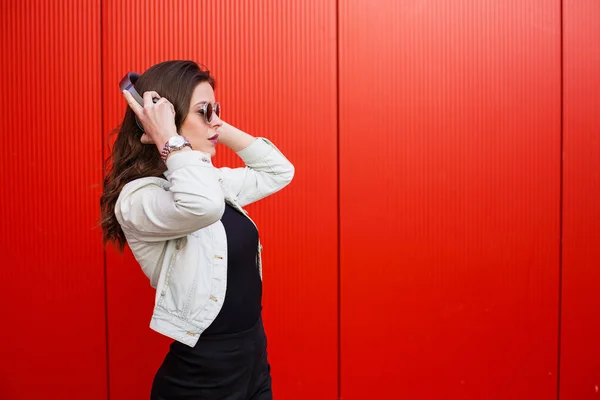 세련 된 여자 빨간 벽 근처에 서 — 스톡 사진