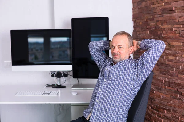 Senior man working in the office — Stock Photo, Image