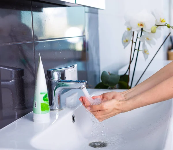 Sabahları yıkanan kadın.