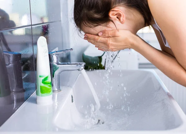 Woman washing up in the morning — Stock Photo, Image