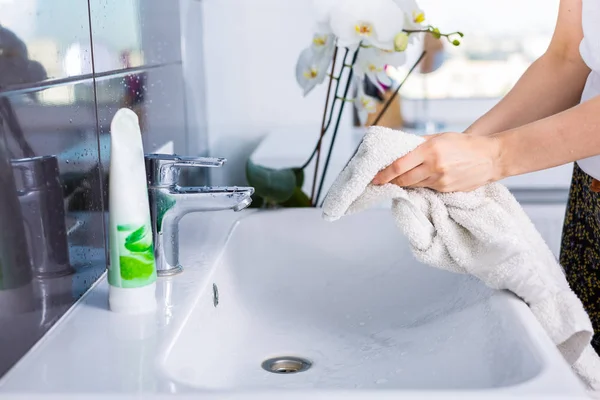 Mujer lavándose por la mañana —  Fotos de Stock