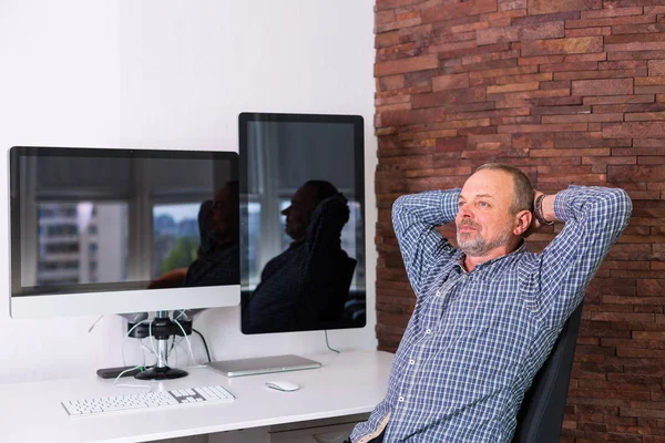 Senior man working in the office — Stock Photo, Image