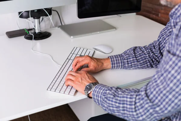 Homem sênior trabalhando no escritório — Fotografia de Stock